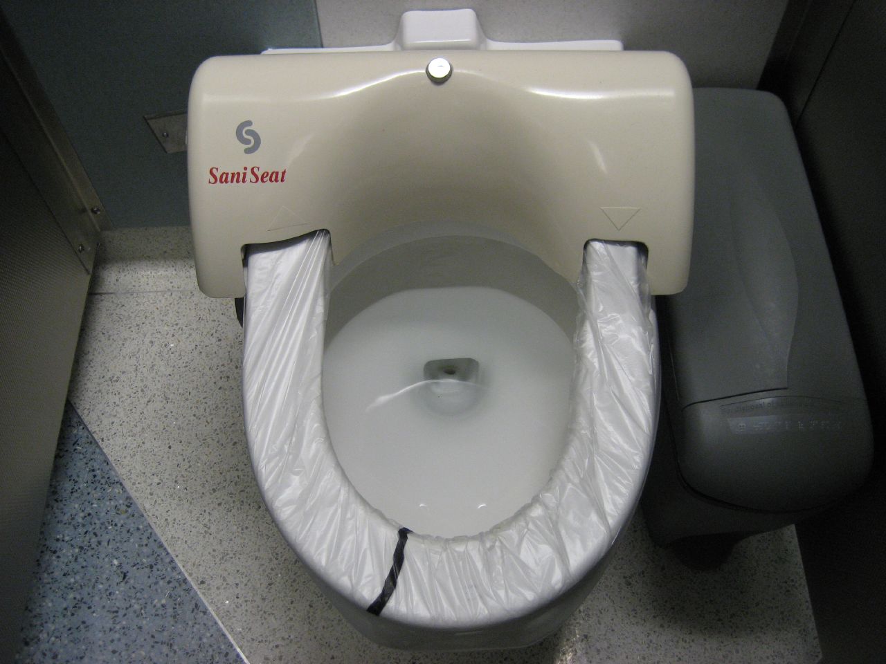 ¿Sirve colocar papel sobre la taza del baño?