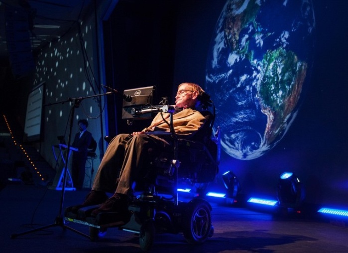 Stephen Hawking se salta el guión y afirma: 'Nadie puede probar que hubo un Creador'