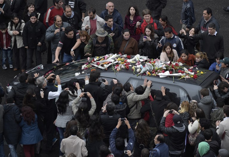 Admiradores dieron multitudinario adiós a Cerati en el Cementerio de la Chacarita