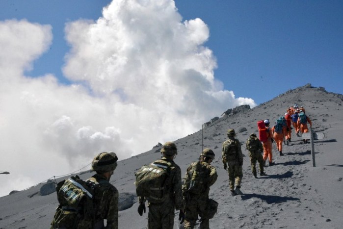 Al menos 36 muertos deja erupción de volcán japonés: suspenden tareas de rescate