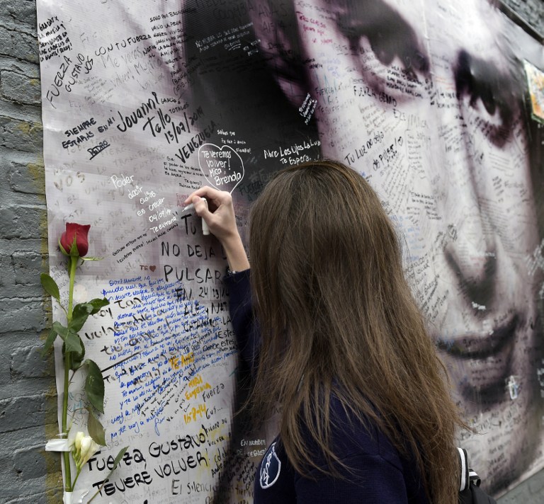 Fanáticos rinden tributo a Cerati frente a la clínica donde falleció