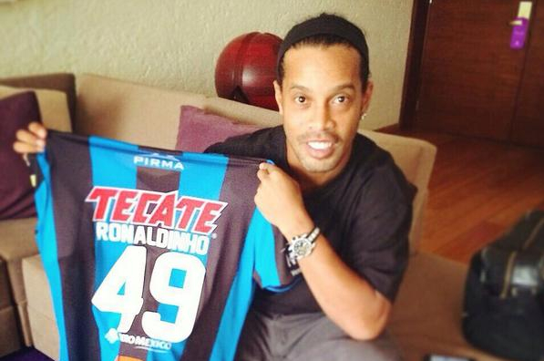 Insultos racistas contra Ronaldinho por parte de un político siguen levantando polvo en México