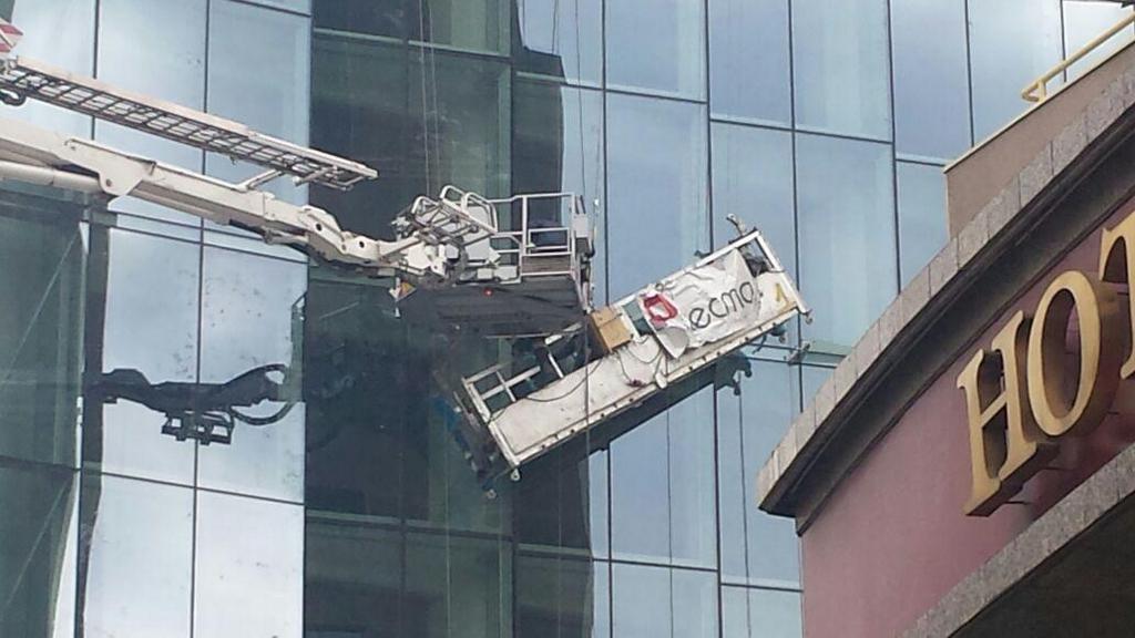 Minutos de terror viven dos personas al desprenderse andamio en altura