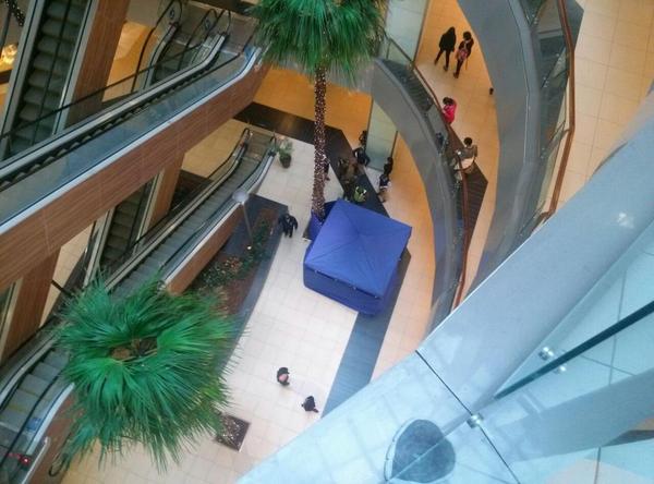Mujer muere al caer del sexto piso del Costanera Center