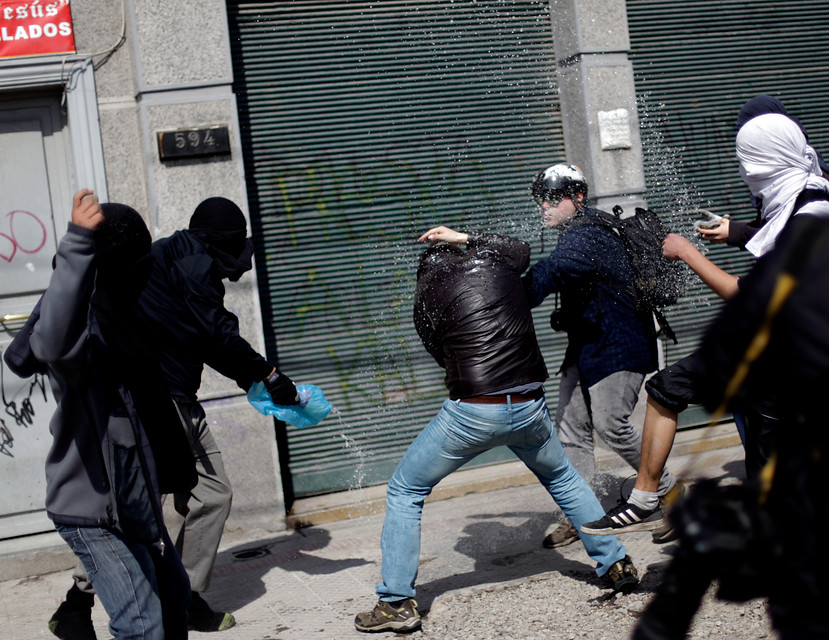 Gobierno condena ataque a periodista durante marcha: Fue rociado con bencina