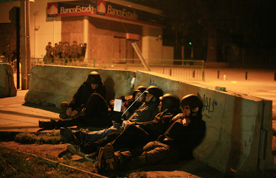 Periodistas debieron resguardarse tras barreras mientras cubrían disturbios en La Pincoya