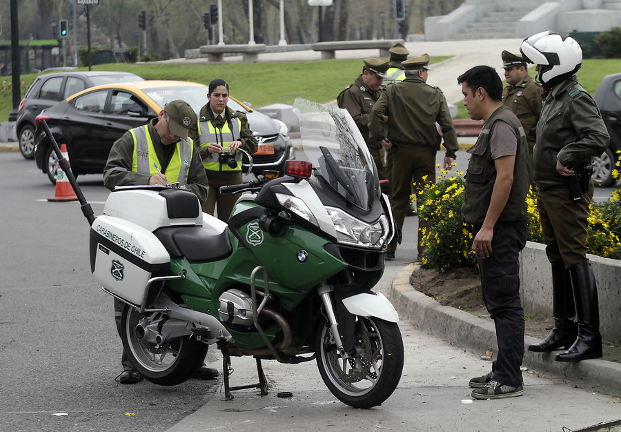 Muere motociclista de Carabineros rescatado en helicóptero  tras ser arrollado en Plaza Italia