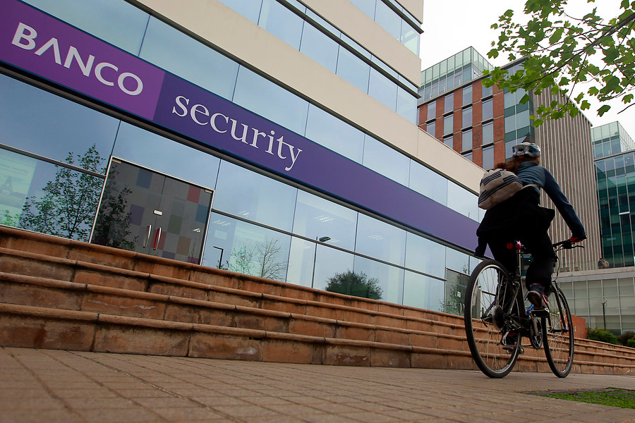 Banda huye con cerca de 160 millones de pesos tras asaltar Banco Security en Las Condes