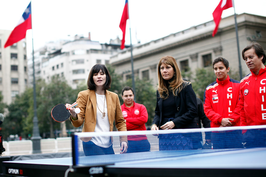 Ministra Riffo apura nacionalidad por gracia a deportista jugando ping pong en La Moneda