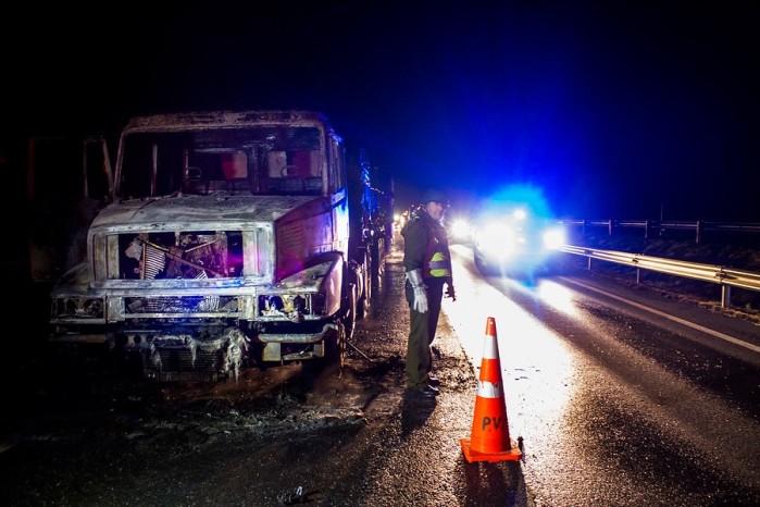 5 heridos y 4 camiones dañados fue el saldo de un atentado incendiario en Ercilla