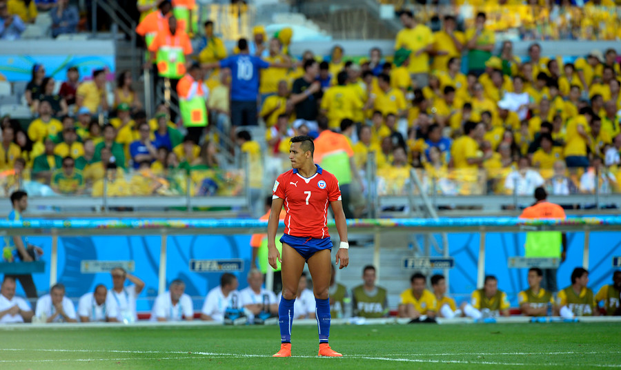 Alexismanía: El chileno impone el short “arremangao” en Inglaterra