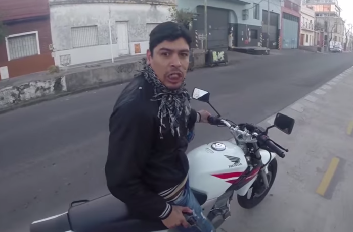 Ladrón argentino intenta asaltar a turista y termina grabado en cámara: Era el cumpleaños de su hijo