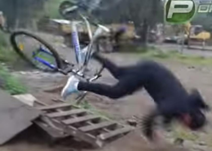 Mamá que se cae en bicicleta igual que el 'Tarro' desata miles de risas en Internet