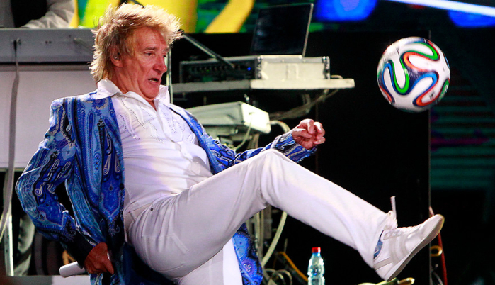 Fanático denuncia a Rod Stewart por fracturarle la nariz de un pelotazo