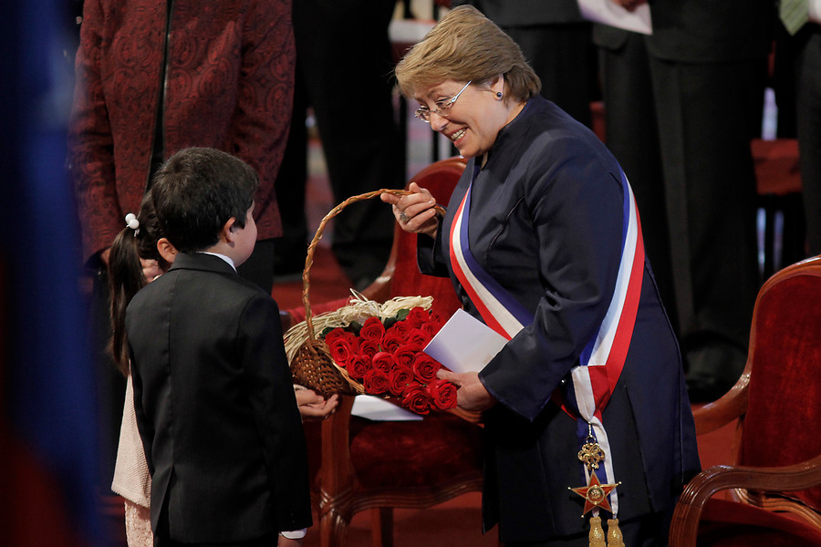 Presidenta Bachelet recibe ofrenda floral en Te Deum Evangélico