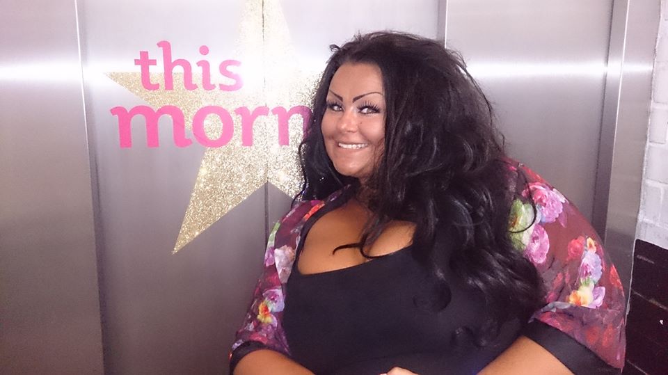 Mujer gasta más de 100 millones de pesos en cirugías para quedar igualita a su dibujo