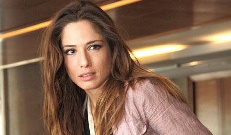 Con extremo cambio de look Mane Swett llega a Chile a grabar Dueños del Paraíso