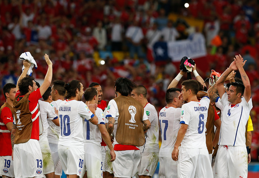 Pura caluga y tatuaje: Peloteros de La Roja broncean sus oblicuos en “Yuesei”