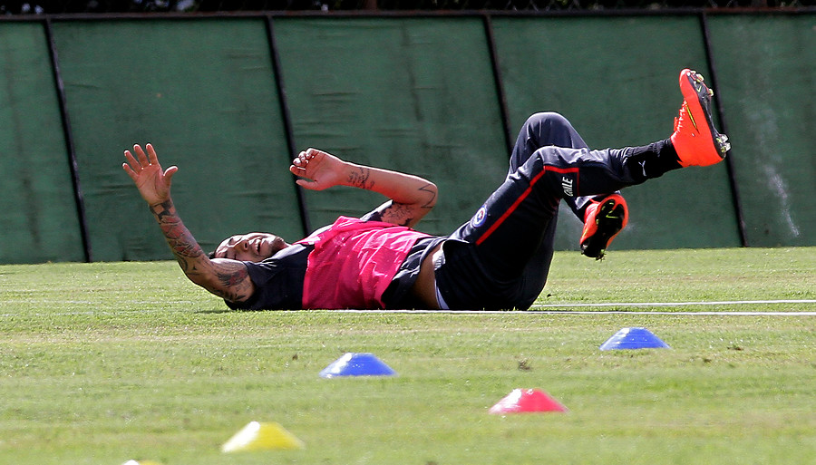 ¡Otra vez la rodilla!: El Rey Arturo enciende las alarmas en gringolandia