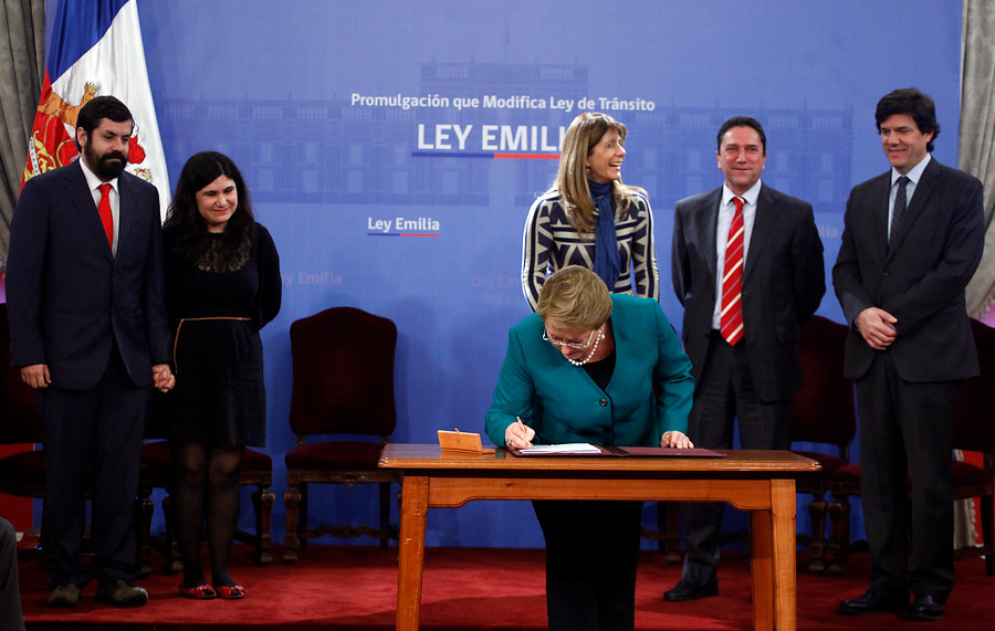 Bachelet promulga “Ley Emilia” que castigará duramente a los conductores en estado de ebriedad
