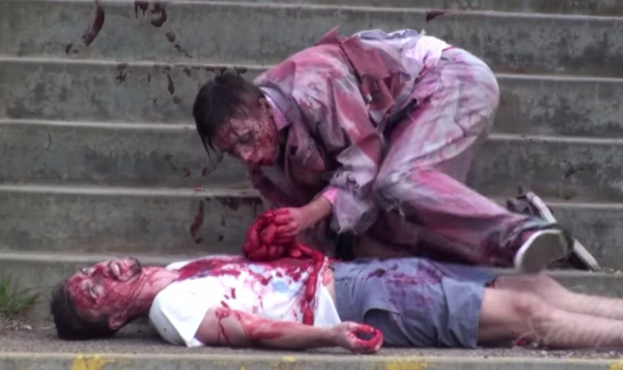 Zombie sediento de sangre atemoriza a transeúntes