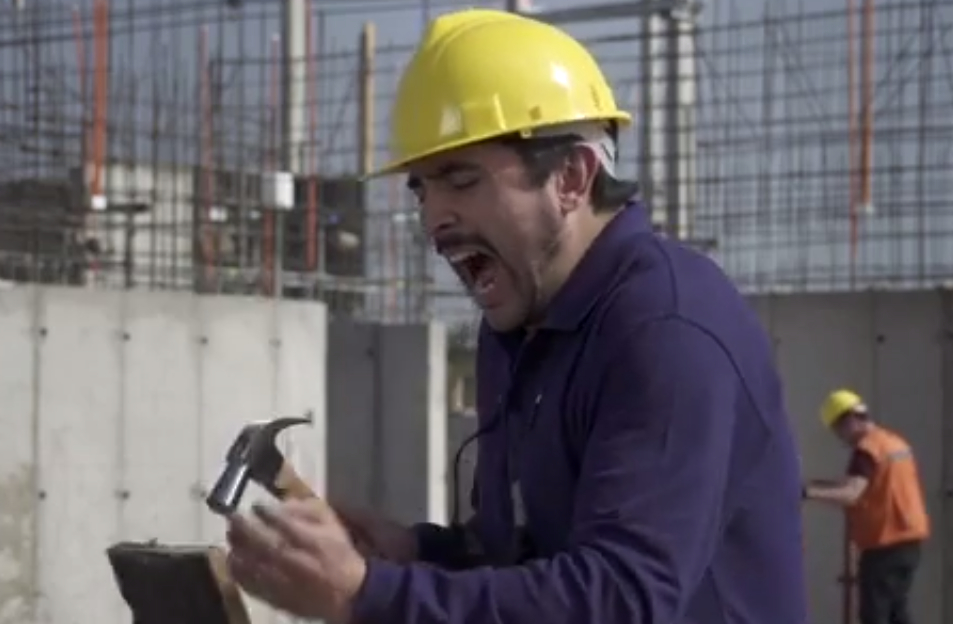 Koke Santa Ana se pone casco y zapatos de seguridad con las 42 frases típicas de la “constru”
