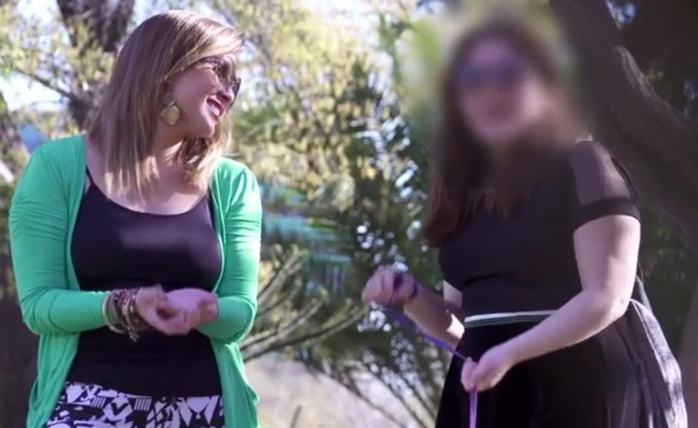 Experimento social muestra reacción de mujeres al ser invitadas a una cita amorosa por otra fémina