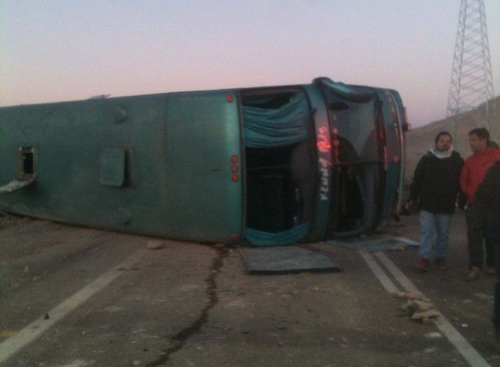 Bus de empresa Kenny Bus vuelca en Calama: 5 heridos de gravedad