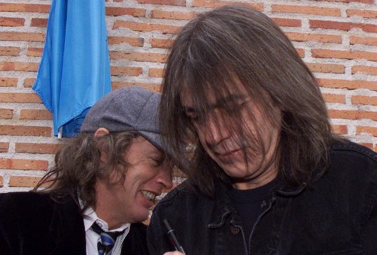 Guitarrista de AC/DC abandona la banda por problemas de salud
