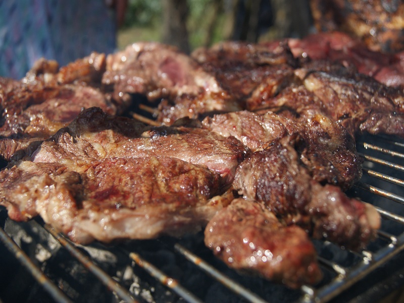 Tips de expertos de la parrilla: ¿Cómo preparar el asado dieciochero perfecto?