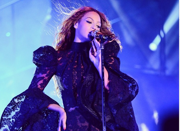 Beyoncé muestra más de la cuenta en pleno show con Jay-Z