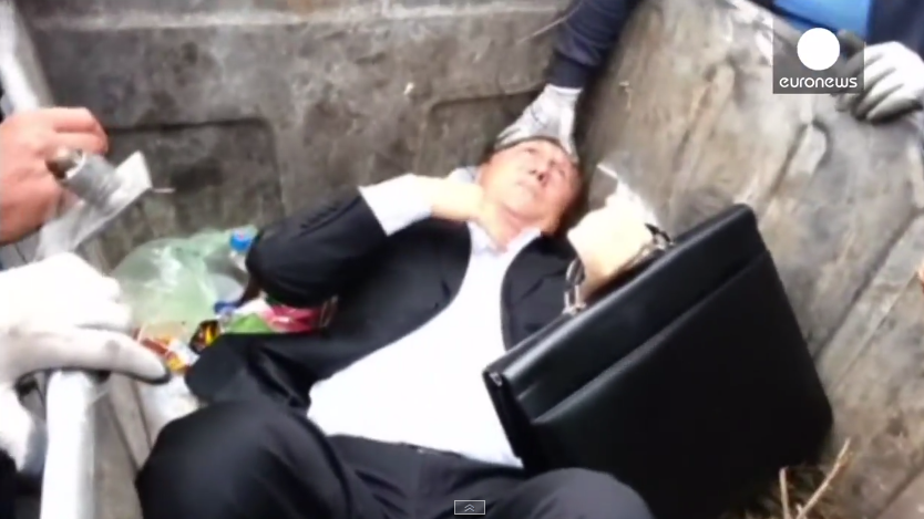 Ciudadanos furiosos lanzan a criticado diputado ucraniano a un basurero