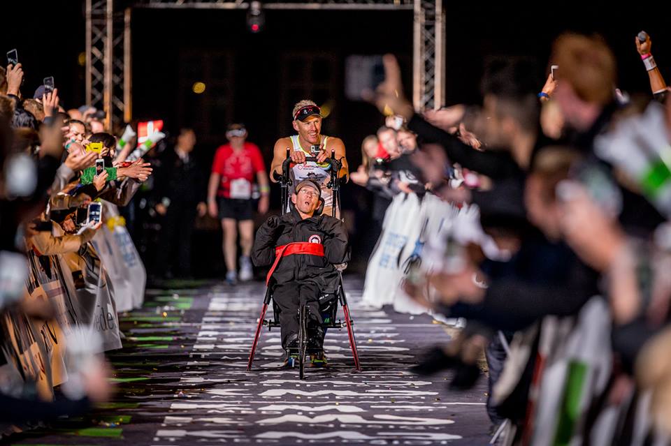 La inspiradora historia del hombre que cargó a su gemelo a través de una dura competencia