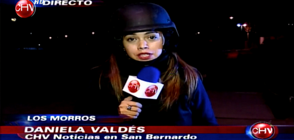 Trollean a precavida periodista de Chilevisión por reportear incidentes del 11S con casco