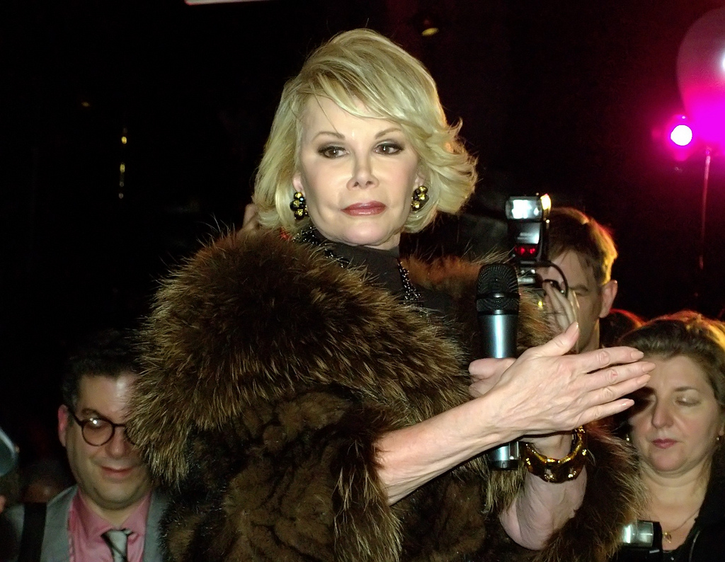 Intentan sacar a Joan Rivers de coma inducido