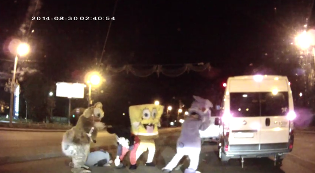 Sólo en Rusia: Bob Esponja y sus amigos le sacan la mugre a agresivo conductor