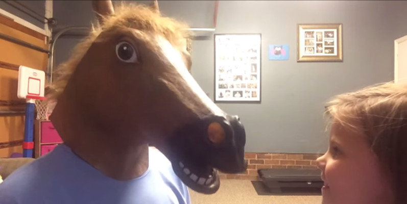 Padre e hija son sensación en YouTube con desenfrenado baile