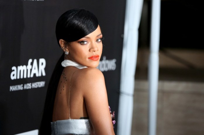 Rihanna sorprende en gala con atrevido vestido que lucía como un topless