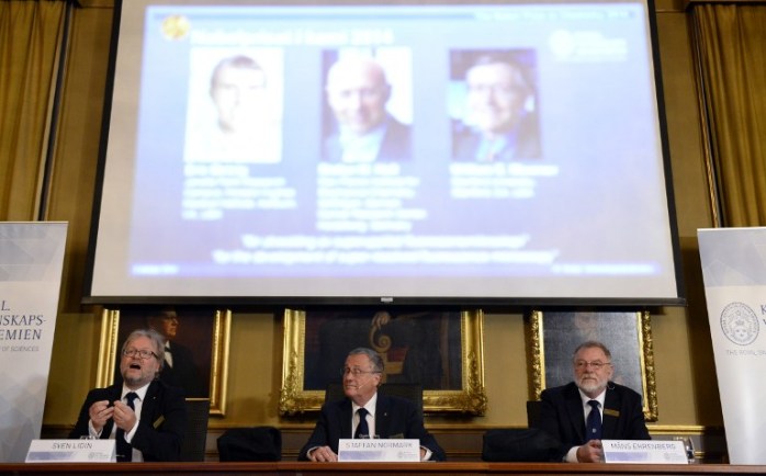 Ganan el Nobel de Química tres científicos que lograron mejorar el microscopio
