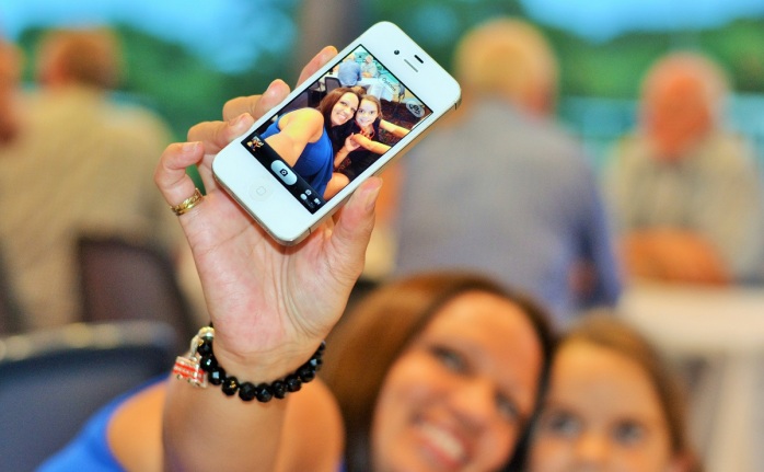 Estudio revela qué tan adicta a las selfies es la gente según su país de origen