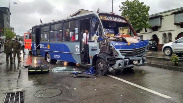 Colisión de dos taxibuses en el centro de Concepción deja 15 heridos