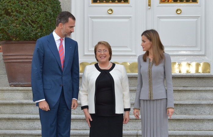 Presidenta inicia visita oficial a España: tendrá encuentros con los Reyes y empresarios