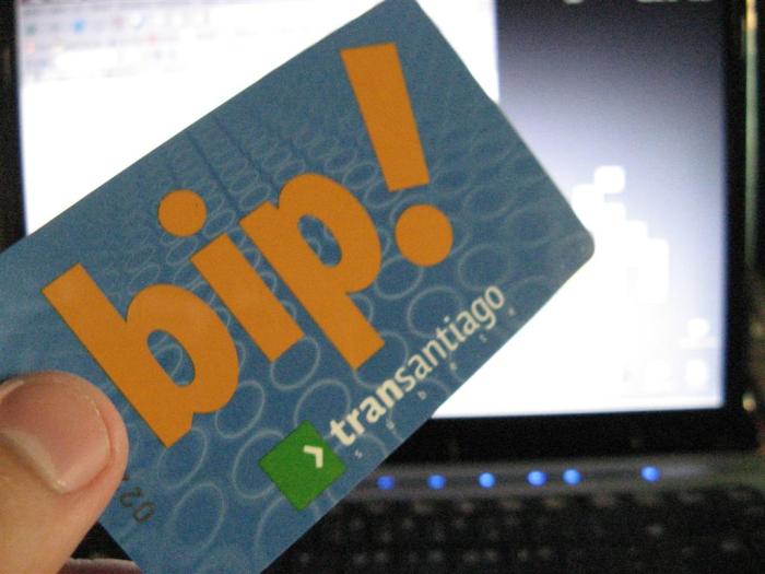 Denuncian aplicación que permite cargar dinero 'a la mala' en la BIP