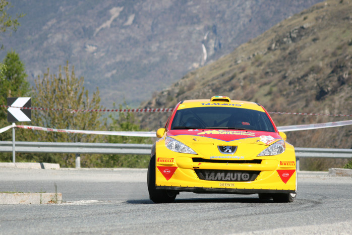 Impactante accidente de rally estuvo a un pelo de mandar espectadores al hospital