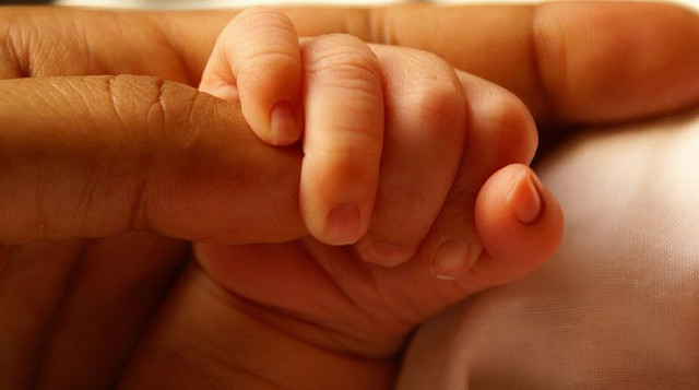 Denuncian negligencia por demora en diagnóstico de bebé con meningitis en hospital del sur