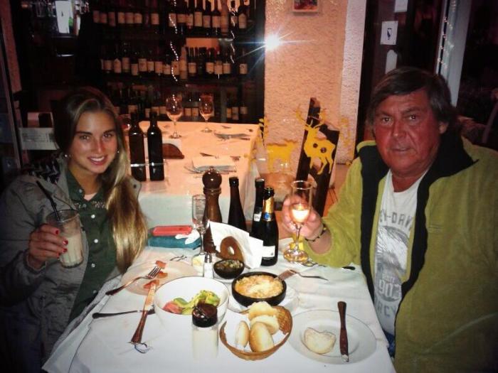 La espectacular hija Emeterio Ureta que domina las olas en su tabla de surf