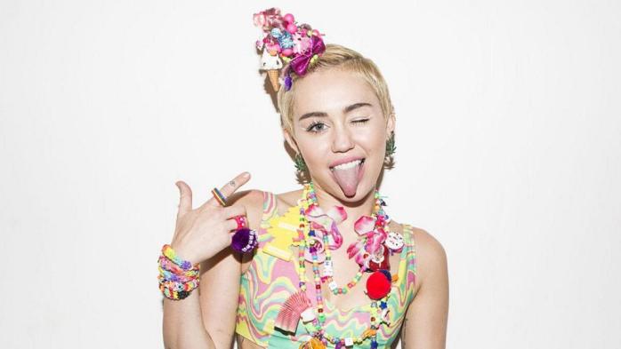 Miley Cyrus deja la escoba con particular vestimenta en aeropuerto