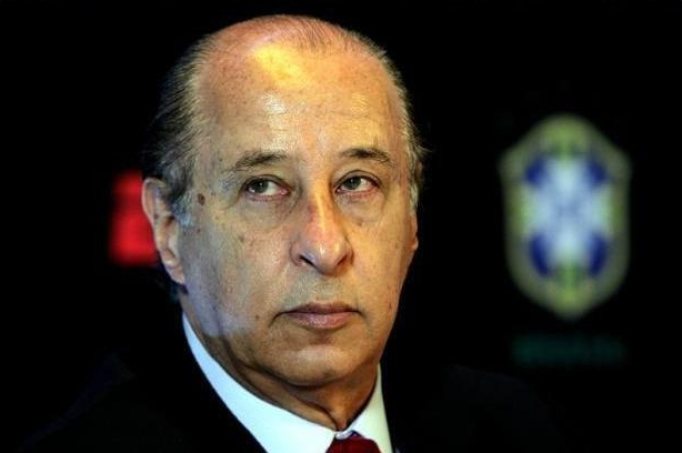 Presidente del fútbol brasileño se luce con novia 50 años menor que él