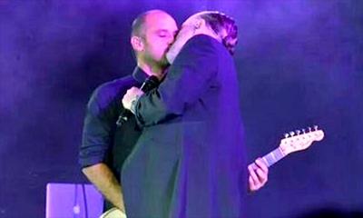 Miguel Bosé le planta un 'pato' a su guitarrista en mitad de un concierto