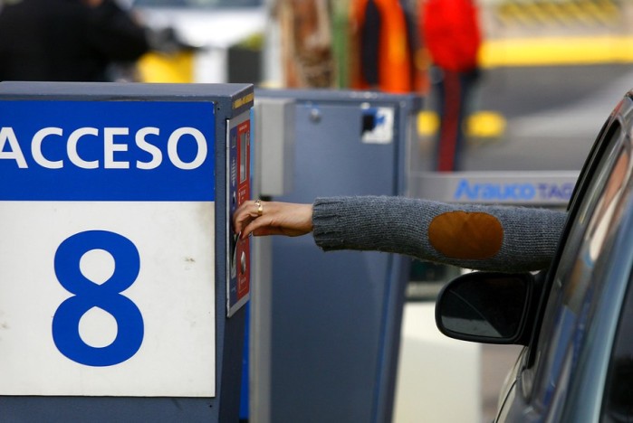 Acusan cláusulas abusivas de estacionamientos de centros comerciales y clínicas